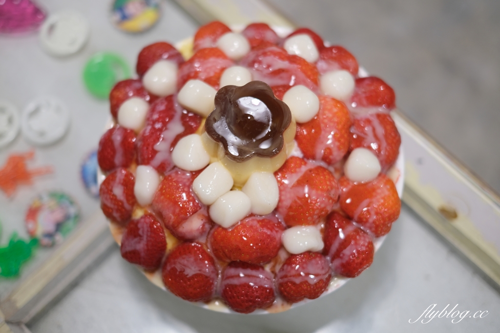 台中北屯｜剛好冰果室．台中復古風味冰果室，季節限定隱藏版草莓冰芒果冰 @飛天璇的口袋