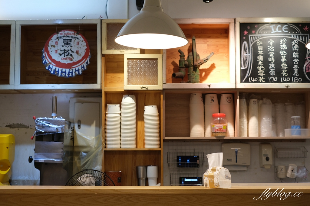 台中北屯｜剛好冰果室．台中復古風味冰果室，季節限定隱藏版草莓冰芒果冰 @飛天璇的口袋