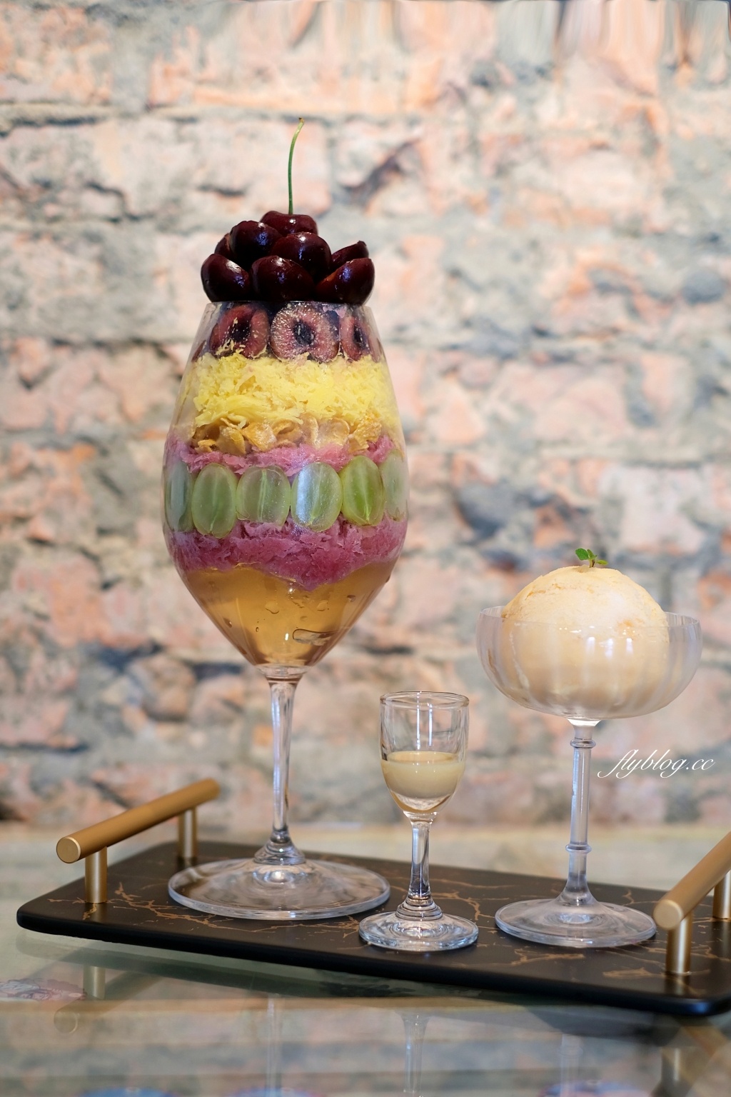 台中北屯｜剛好冰果室．台中復古風味冰果室，季節限定隱藏版草莓冰芒果冰 @飛天璇的口袋