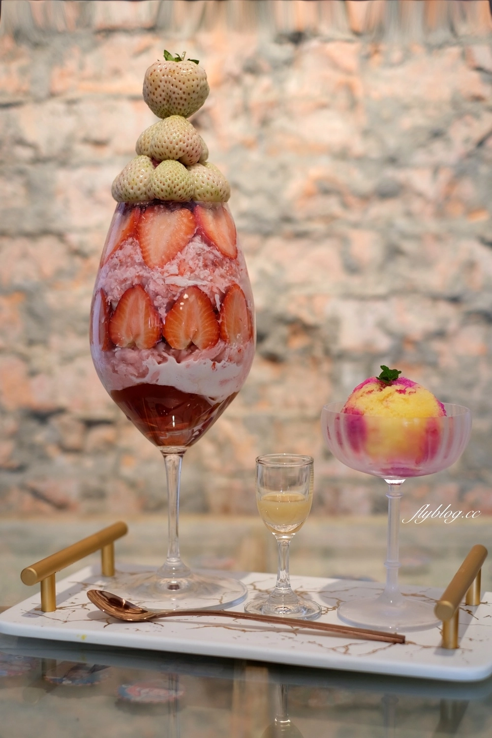 台中北屯｜剛好冰果室．台中復古風味冰果室，季節限定隱藏版草莓冰芒果冰 @飛天璇的口袋