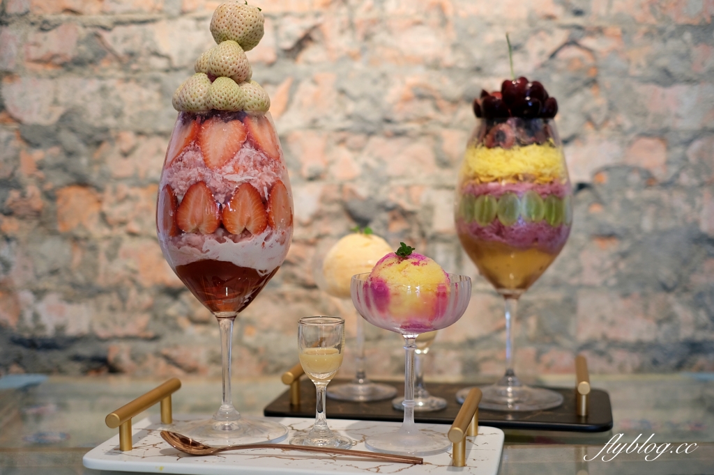 台中北屯｜剛好冰果室．台中復古風味冰果室，季節限定隱藏版草莓冰芒果冰 @飛天璇的口袋