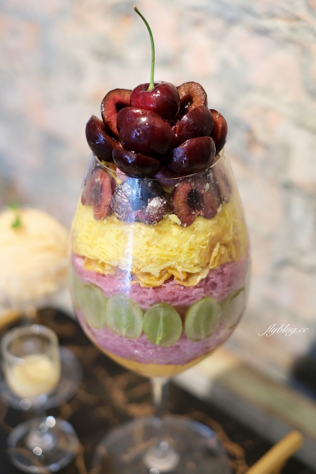 台中北屯｜剛好冰果室．台中復古風味冰果室，季節限定隱藏版草莓冰芒果冰 @飛天璇的口袋