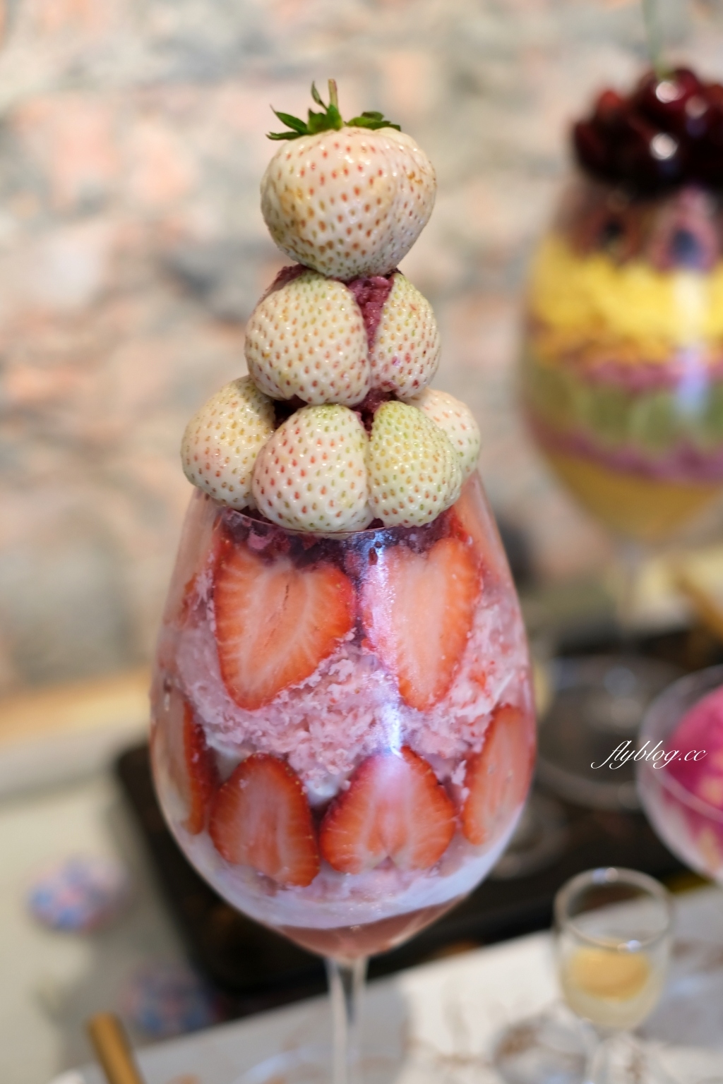 台中北屯｜剛好冰果室．台中復古風味冰果室，季節限定隱藏版草莓冰芒果冰 @飛天璇的口袋