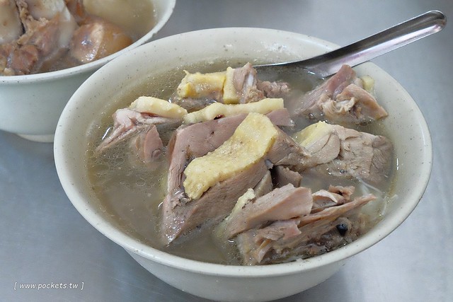 南屯豬腳麵線｜用餐時間排隊人潮絡繹不絕，中藥湯頭豬腳鴨肉口感特別 @飛天璇的口袋