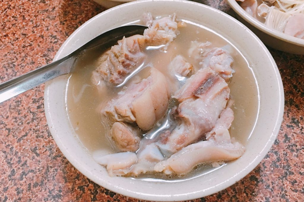 南屯豬腳麵線｜用餐時間排隊人潮絡繹不絕，中藥湯頭豬腳鴨肉口感特別 @飛天璇的口袋