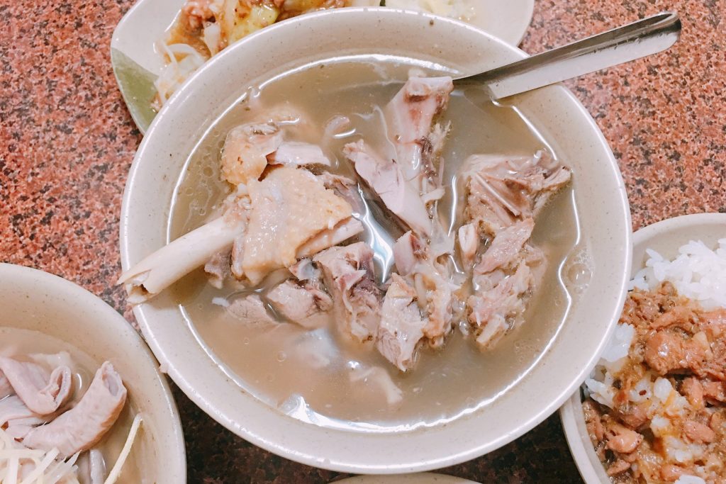 南屯豬腳麵線｜用餐時間排隊人潮絡繹不絕，中藥湯頭豬腳鴨肉口感特別 @飛天璇的口袋