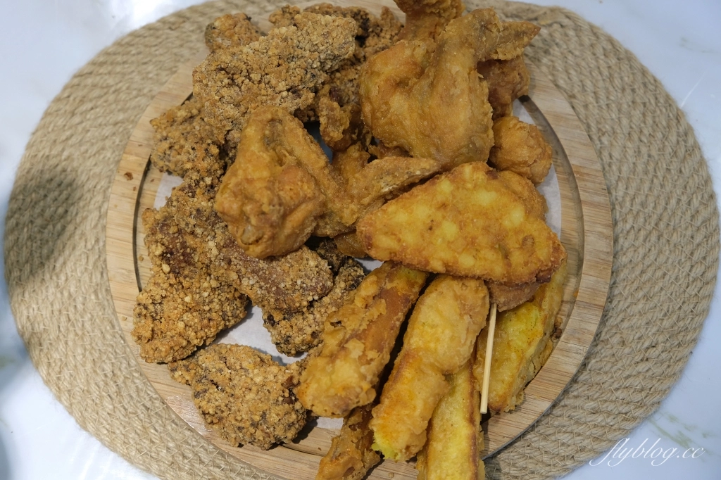 台中北屯｜雞多汁．食尚玩家小鎮美食PK大賽冠軍，三角骨、黃金雞排和甘梅薯條 @飛天璇的口袋
