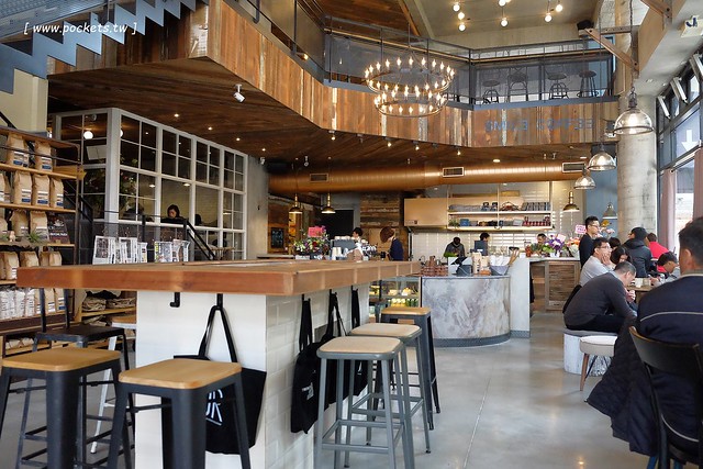 台中北屯｜憲賣咖啡熱河店，充滿現代感的舒適環境，樓中樓的挑高設計空間 @飛天璇的口袋