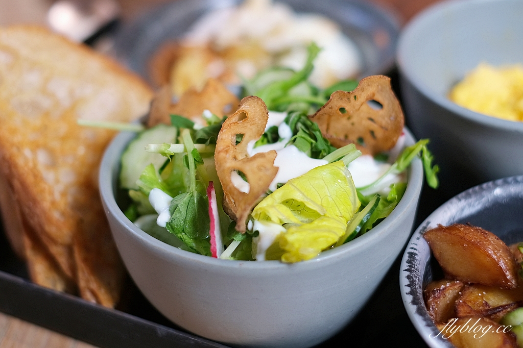 台中北屯｜憲賣咖啡熱河店，充滿現代感的舒適環境，樓中樓的挑高設計空間 @飛天璇的口袋