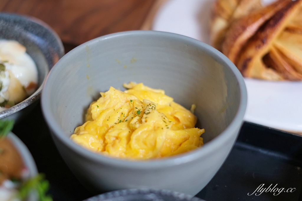 台中北屯｜憲賣咖啡熱河店，充滿現代感的舒適環境，樓中樓的挑高設計空間 @飛天璇的口袋