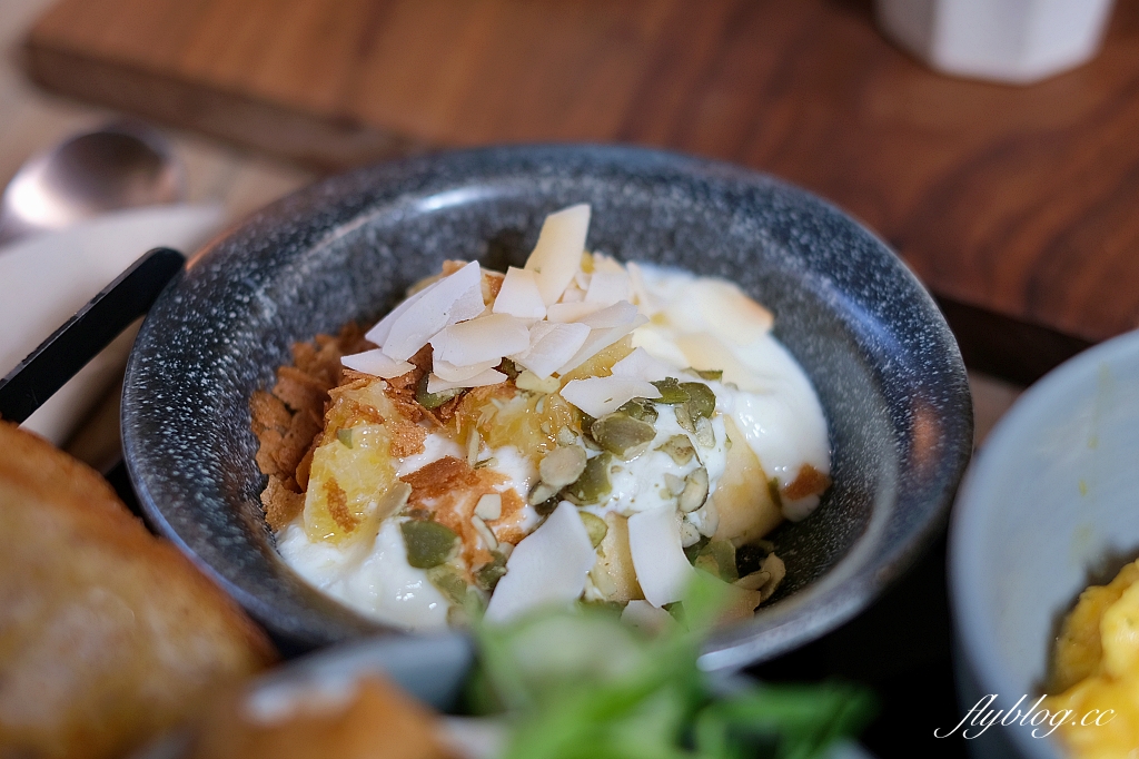 台中北屯｜憲賣咖啡熱河店，充滿現代感的舒適環境，樓中樓的挑高設計空間 @飛天璇的口袋