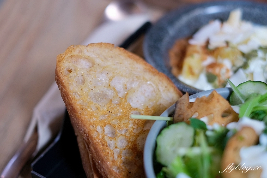 台中北屯｜憲賣咖啡熱河店，充滿現代感的舒適環境，樓中樓的挑高設計空間 @飛天璇的口袋