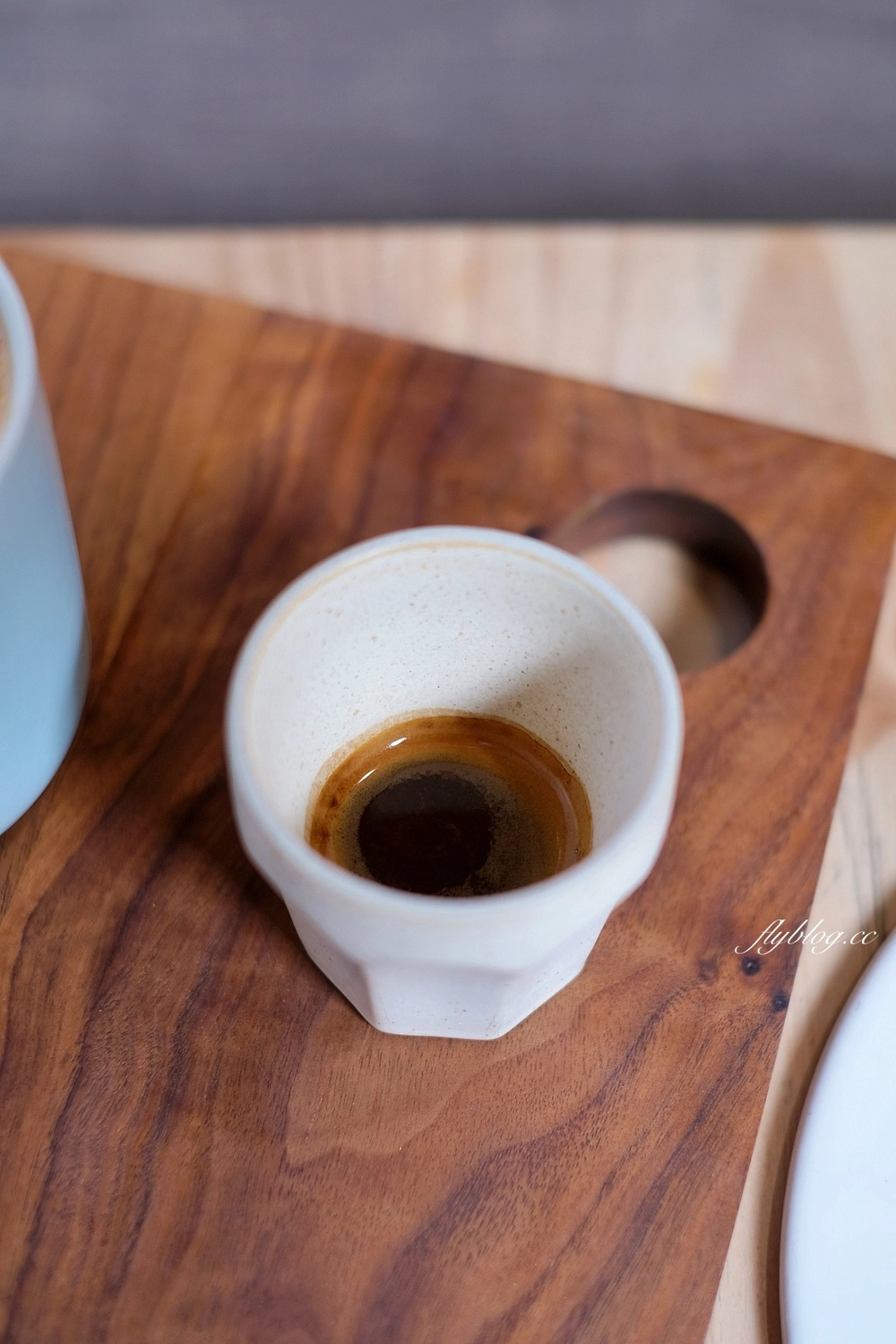 台中北屯｜憲賣咖啡熱河店，充滿現代感的舒適環境，樓中樓的挑高設計空間 @飛天璇的口袋