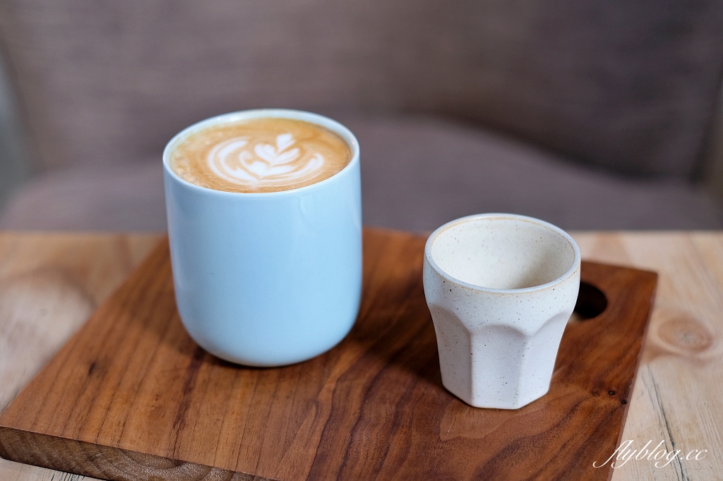 台中北屯｜憲賣咖啡熱河店，充滿現代感的舒適環境，樓中樓的挑高設計空間 @飛天璇的口袋