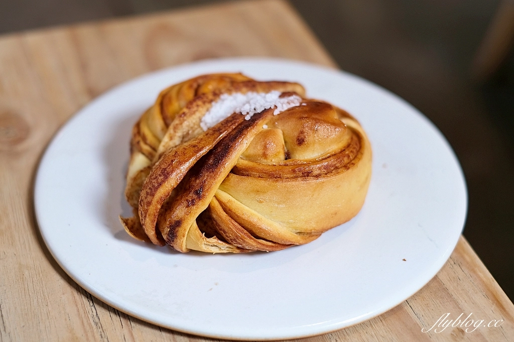 台中北屯｜憲賣咖啡熱河店，充滿現代感的舒適環境，樓中樓的挑高設計空間 @飛天璇的口袋