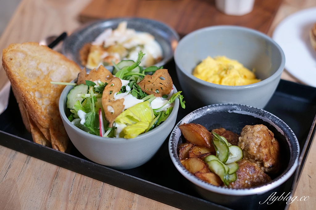 台中北屯｜憲賣咖啡熱河店，充滿現代感的舒適環境，樓中樓的挑高設計空間 @飛天璇的口袋