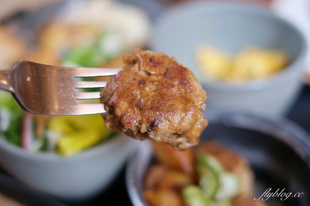 台中北屯｜憲賣咖啡熱河店，充滿現代感的舒適環境，樓中樓的挑高設計空間 @飛天璇的口袋