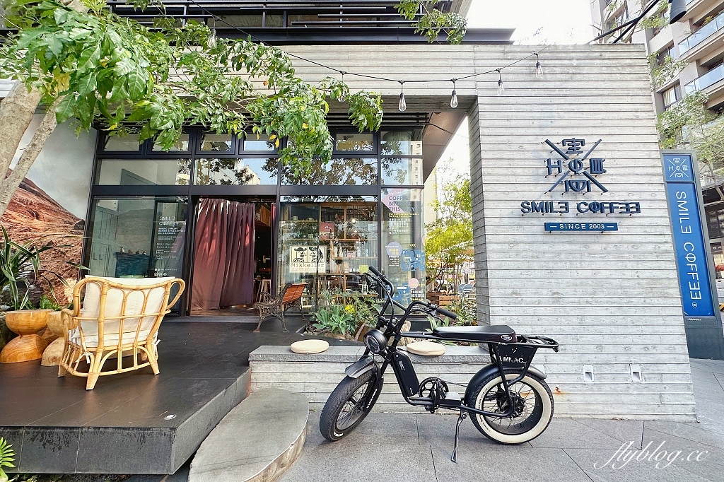 台中北屯｜憲賣咖啡熱河店，充滿現代感的舒適環境，樓中樓的挑高設計空間 @飛天璇的口袋