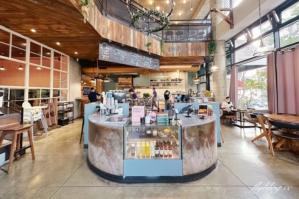 台中北屯｜憲賣咖啡熱河店，充滿現代感的舒適環境，樓中樓的挑高設計空間 @飛天璇的口袋