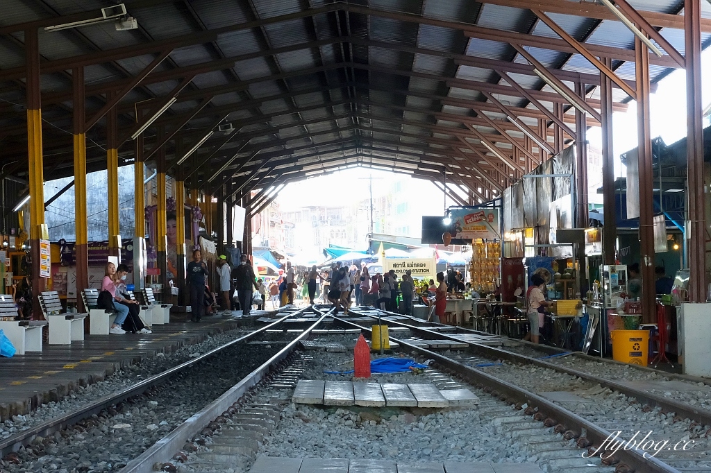 泰國曼谷｜美功鐵道市場 Maeklong．曼谷近郊一日遊必訪景點，火車經過攤販特殊求生之道 @飛天璇的口袋