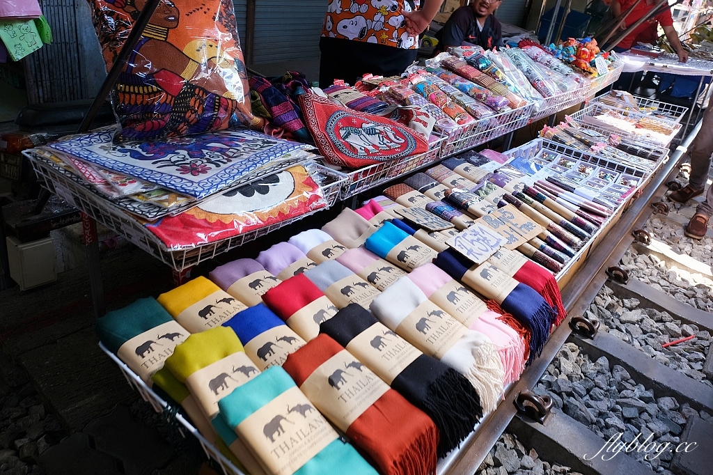 泰國曼谷｜美功鐵道市場 Maeklong．曼谷近郊一日遊必訪景點，火車經過攤販特殊求生之道 @飛天璇的口袋