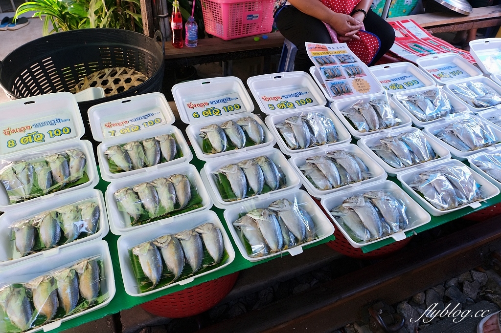 泰國曼谷｜美功鐵道市場 Maeklong．曼谷近郊一日遊必訪景點，火車經過攤販特殊求生之道 @飛天璇的口袋