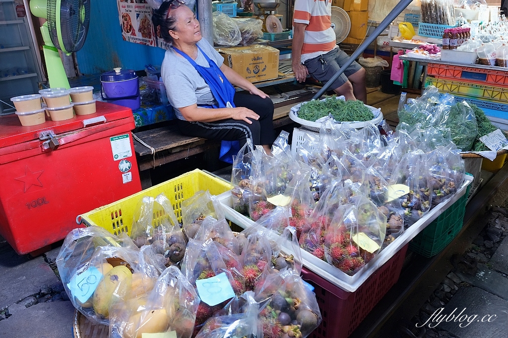 泰國曼谷｜美功鐵道市場 Maeklong．曼谷近郊一日遊必訪景點，火車經過攤販特殊求生之道 @飛天璇的口袋