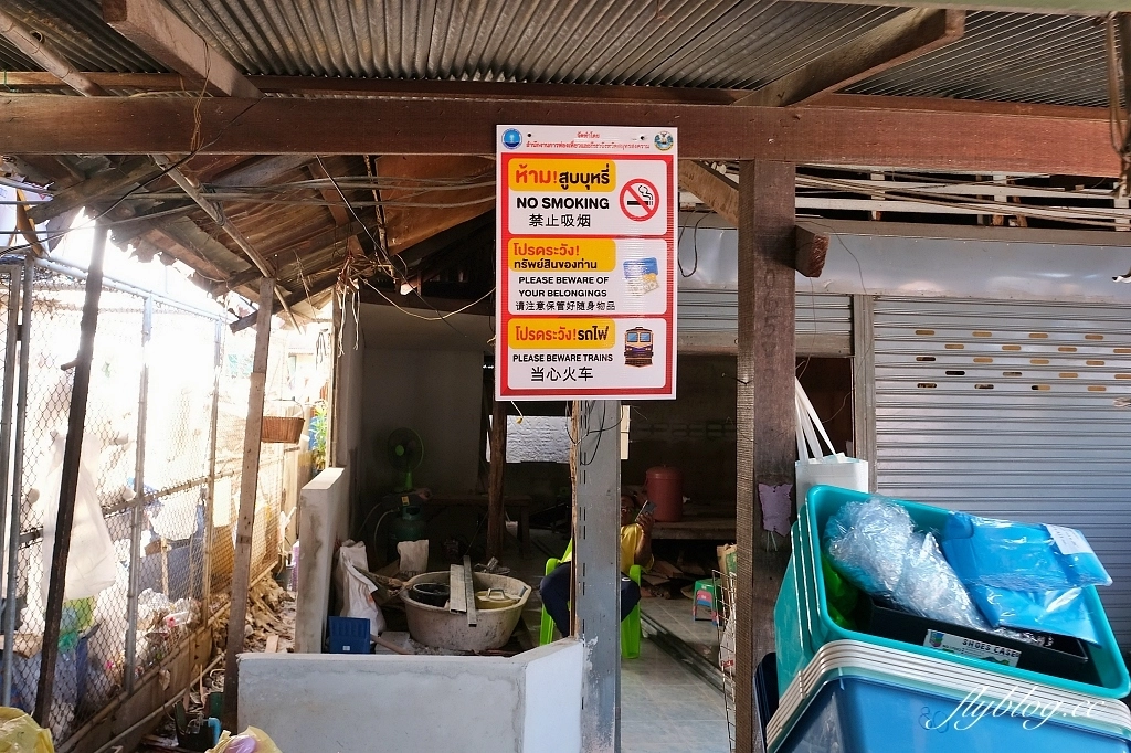 泰國曼谷｜美功鐵道市場 Maeklong．曼谷近郊一日遊必訪景點，火車經過攤販特殊求生之道 @飛天璇的口袋