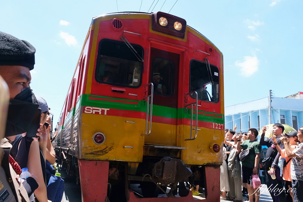 泰國曼谷｜美功鐵道市場 Maeklong．曼谷近郊一日遊必訪景點，火車經過攤販特殊求生之道 @飛天璇的口袋
