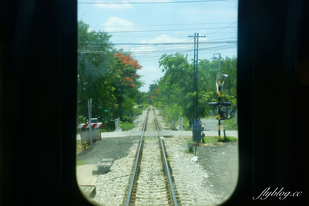 泰國曼谷｜美功鐵道市場 Maeklong．曼谷近郊一日遊必訪景點，火車經過攤販特殊求生之道 @飛天璇的口袋