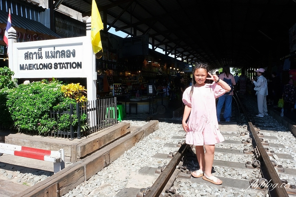 泰國曼谷｜美功鐵道市場 Maeklong．曼谷近郊一日遊必訪景點，火車經過攤販特殊求生之道 @飛天璇的口袋