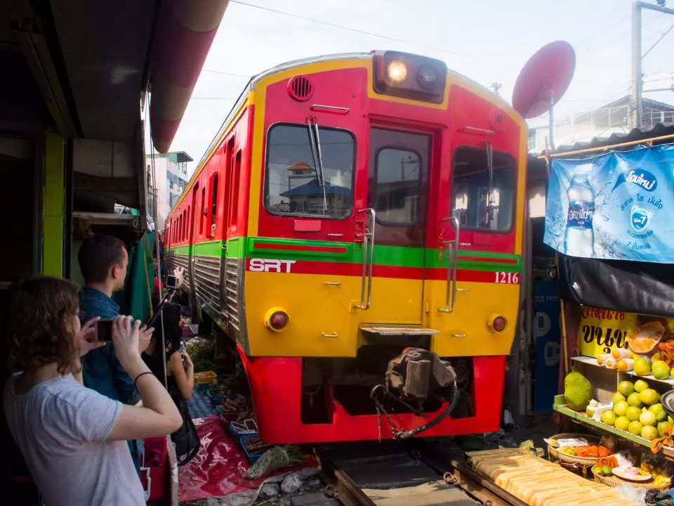 泰國曼谷｜美功鐵道市場 Maeklong．曼谷近郊一日遊必訪景點，火車經過攤販特殊求生之道 @飛天璇的口袋