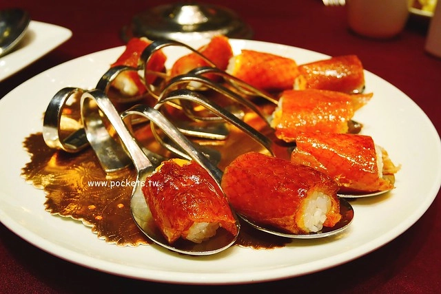 宜蘭礁溪｜蘭城晶英紅樓烤鴨，榮獲台灣十大烤鴨第一名，櫻桃霸王鴨一鴨五吃皮酥肉嫩 @飛天璇的口袋