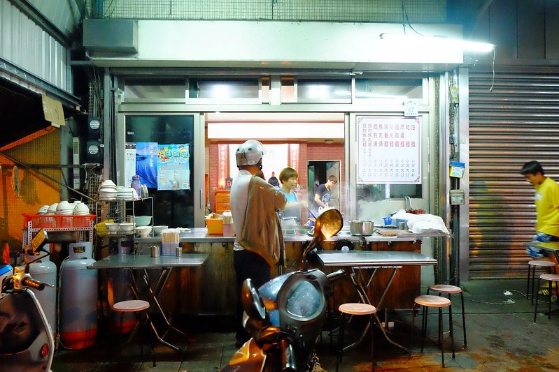 宜蘭羅東南門麵店｜沒有扛棒卻超人氣的無名麵店，結果沒吃到評價更高的油飯 @飛天璇的口袋