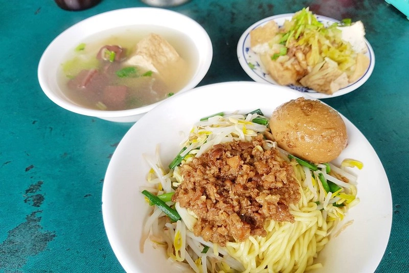 台中西屯｜盛香味擔仔麵．青海路惠來市場裡面，低調不顯眼卻每天大排長龍 @飛天璇的口袋