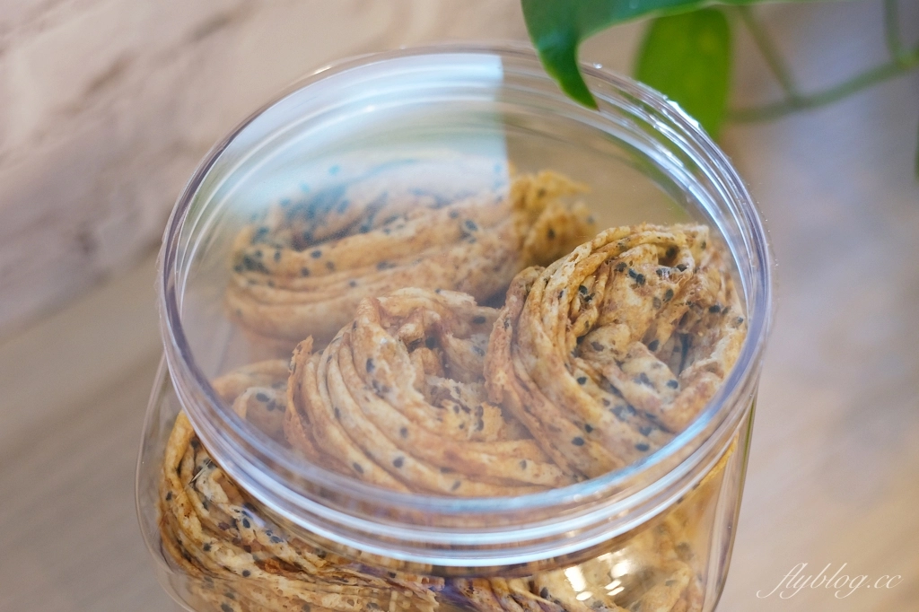 台中新社｜旺來蓁展蛋捲｜曾經一等就是半年的手工蛋餅，看起來毫不起眼卻是一口接一口 @飛天璇的口袋