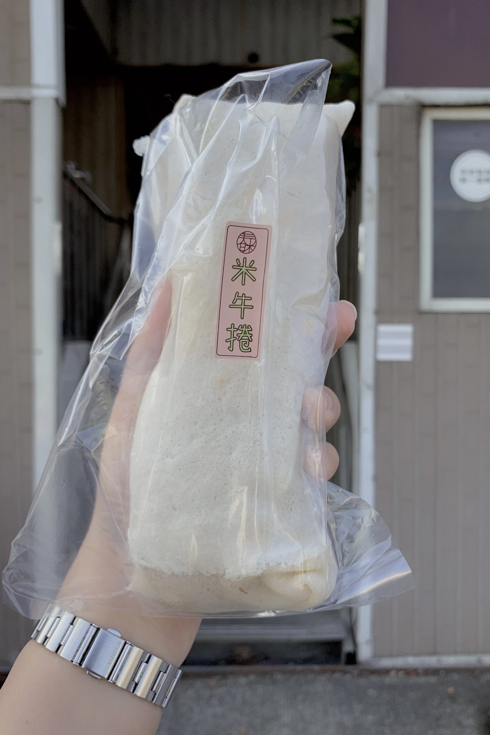 台中后里｜KISS ME春米點心美食．18公分的超長潤餅棺材板，炸看外觀以為是檳榔攤 @飛天璇的口袋