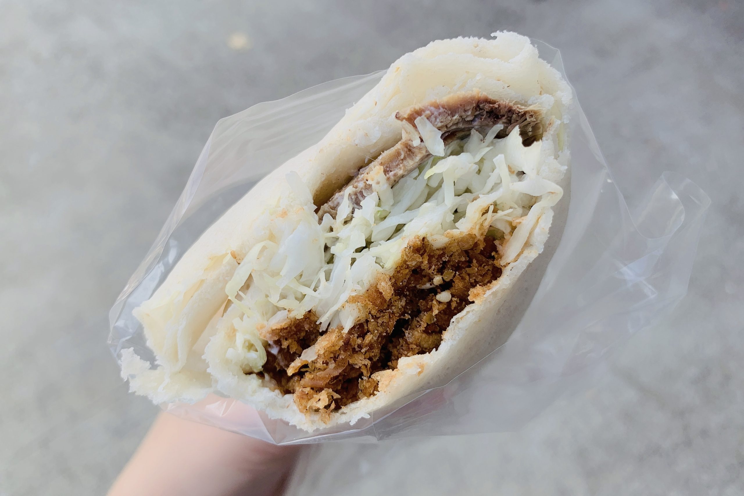 台中后里｜KISS ME春米點心美食．18公分的超長潤餅棺材板，炸看外觀以為是檳榔攤 @飛天璇的口袋