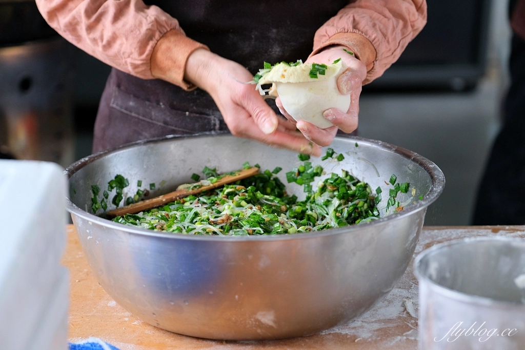 台中新社｜新社特製煎包．還沒出爐就排隊，像棒球一樣大的水煎包 @飛天璇的口袋