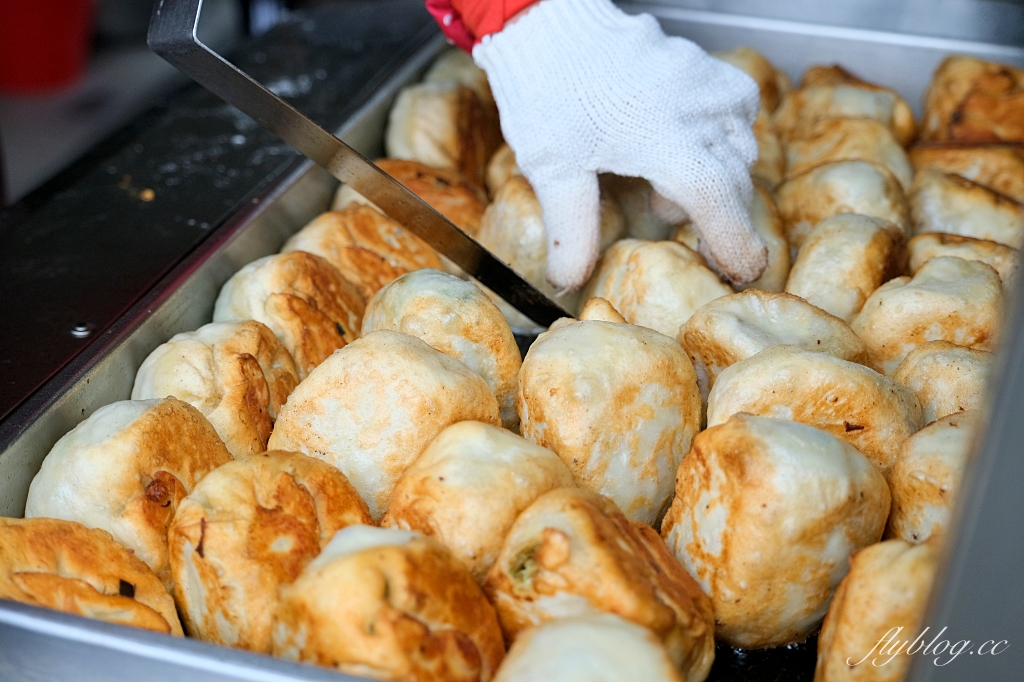 台中新社｜新社特製煎包．還沒出爐就排隊，像棒球一樣大的水煎包 @飛天璇的口袋