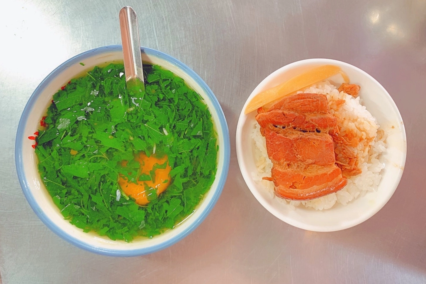 台中中區｜山河魯肉飯，第二市場白天場的魯肉飯，用餐時間請做好排隊準備 @飛天璇的口袋