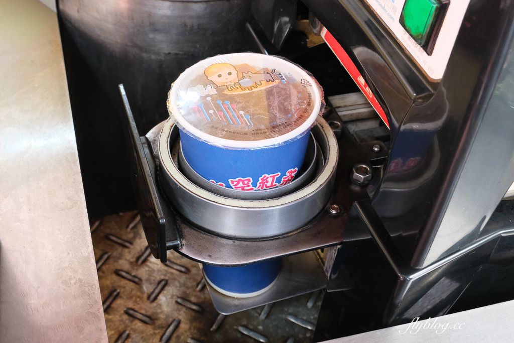 台中西區|太空紅茶冰.超過50年的紅茶攤,塑膠袋提著復古味十足 @飛天璇的口袋 台中西區|太空紅茶冰.超過50年的紅茶攤,塑膠袋提著復古味十足 @飛天璇的口袋