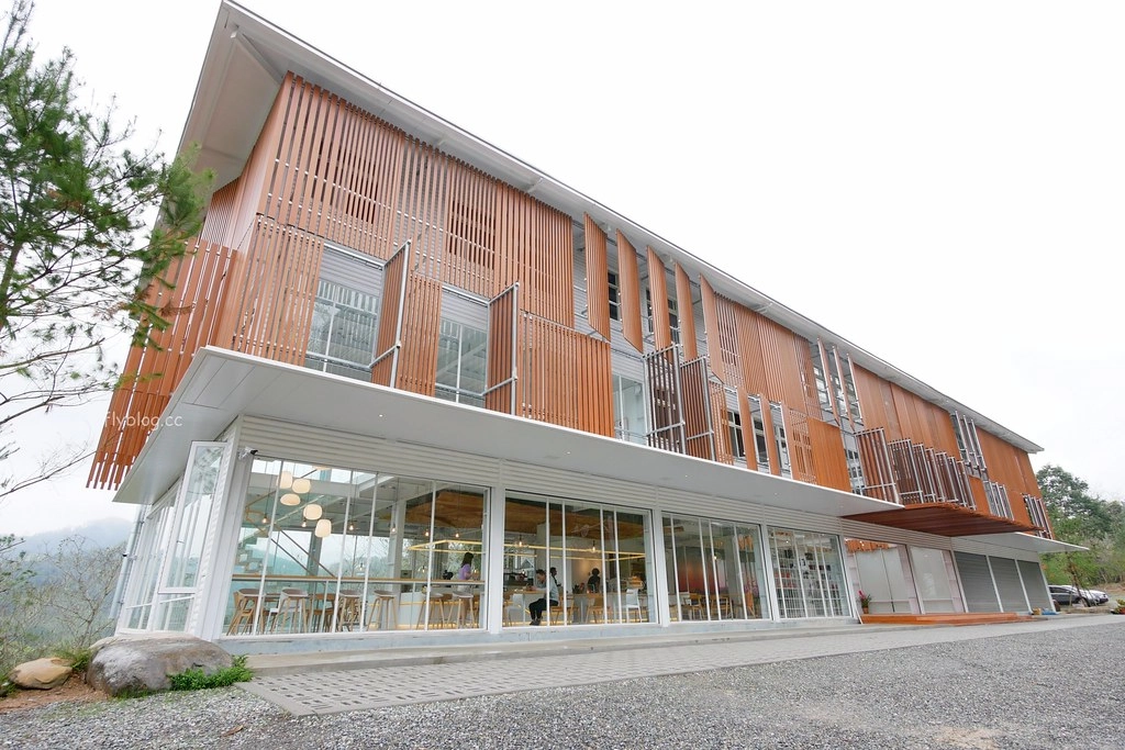 南投魚池｜蠻荒咖啡 Desolate Coffee，日月潭玻璃落地窗咖啡館，遠眺中台灣山巒美景 @飛天璇的口袋