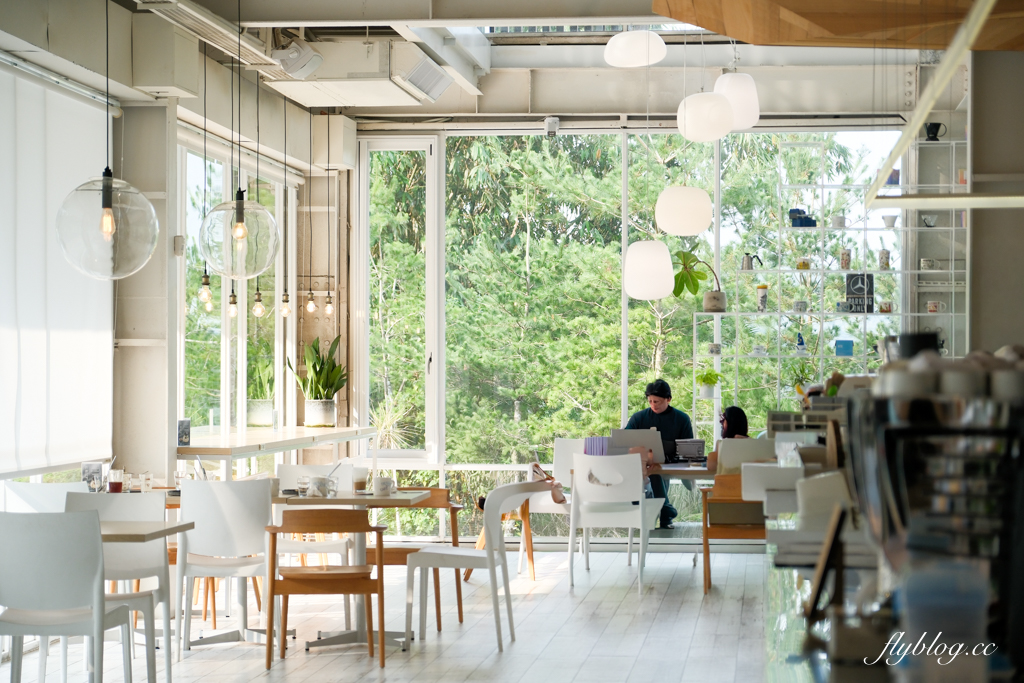 南投魚池｜蠻荒咖啡 Desolate Coffee，日月潭玻璃落地窗咖啡館，遠眺中台灣山巒美景 @飛天璇的口袋