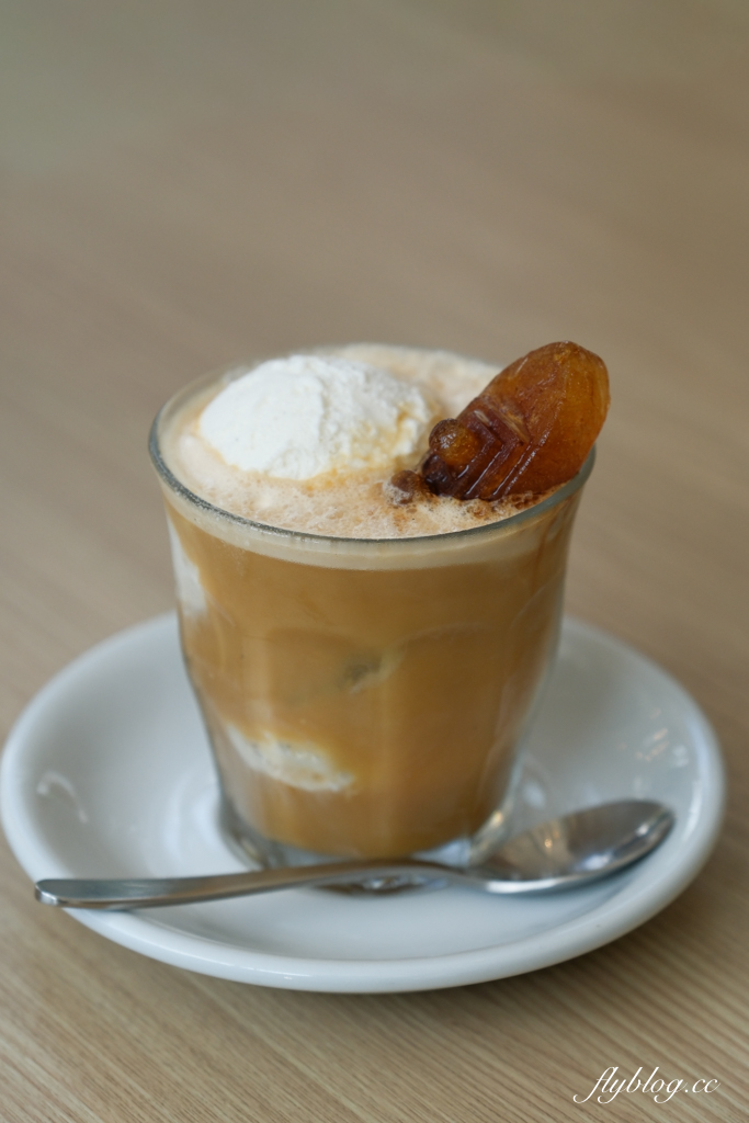 南投魚池｜蠻荒咖啡 Desolate Coffee，日月潭玻璃落地窗咖啡館，遠眺中台灣山巒美景 @飛天璇的口袋