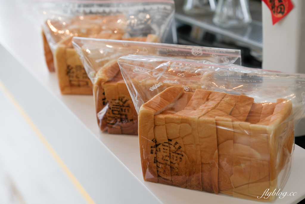 南投魚池｜蠻荒咖啡 Desolate Coffee，日月潭玻璃落地窗咖啡館，遠眺中台灣山巒美景 @飛天璇的口袋