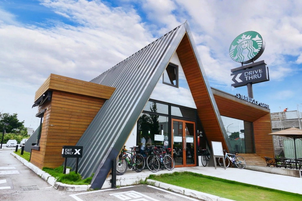 嘉義民雄｜民雄星巴克，歐洲教堂式建築星巴克，嘉義最潮的IG打卡景點 @飛天璇的口袋