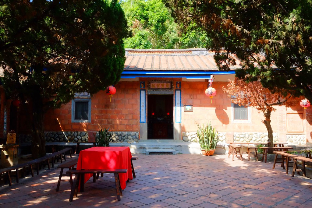 苗栗一日遊｜苗栗借問站｜苑裡秒殺炸雞 – 垂坤伴手禮 – 東里家風 – 三義木雕博物館 – 彭城堂 – 山板樵休閒農場 @飛天璇的口袋