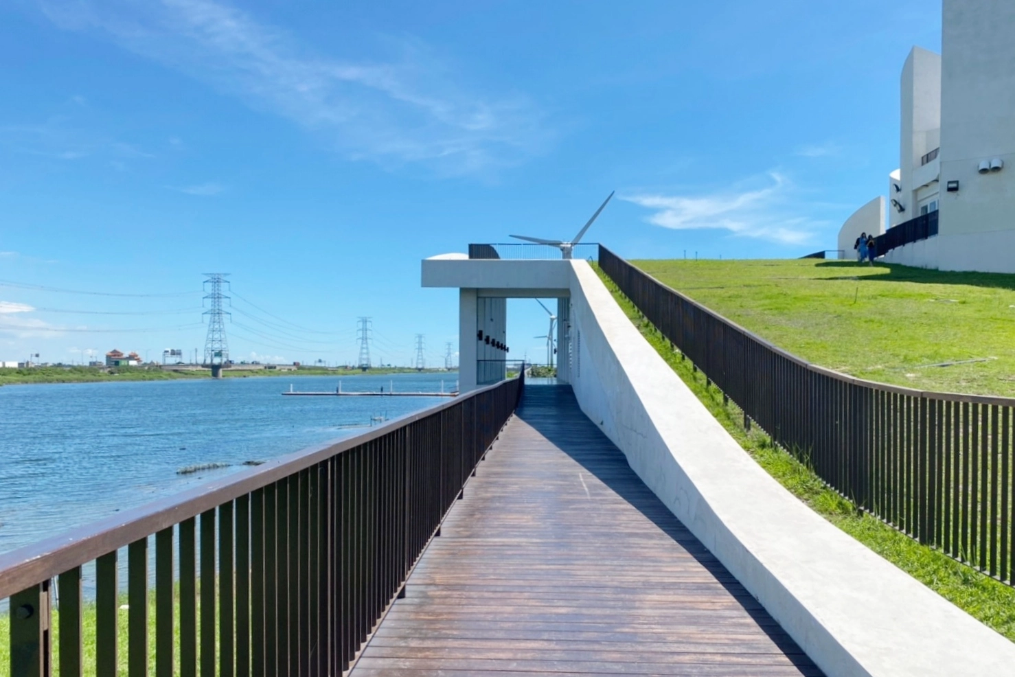 彰化伸港白色海豚屋｜伸港自然生態教育中心，一路順遊慶安水道和蛤蜊軍營，彰化伸港IG打卡熱門景點 @飛天璇的口袋