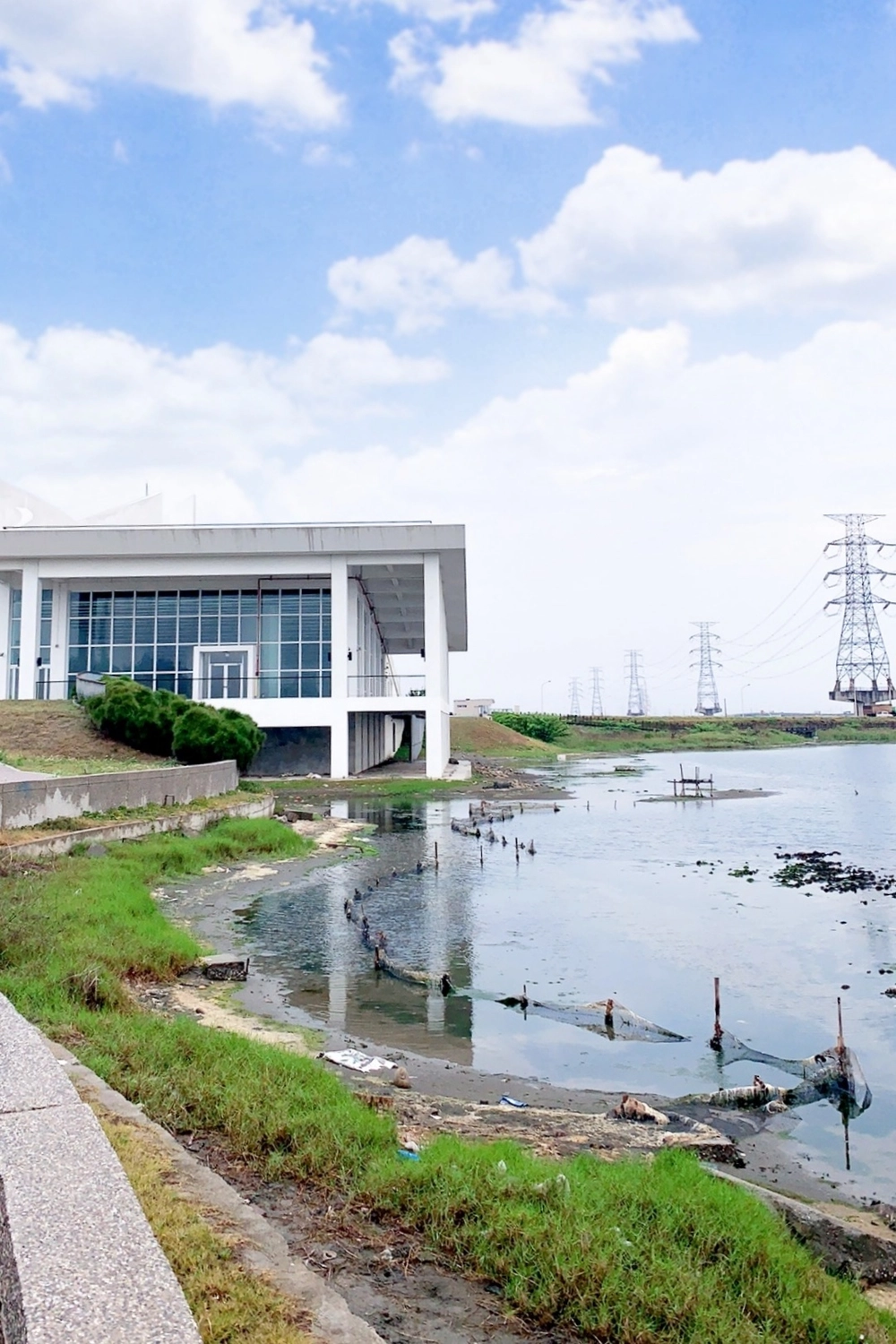 彰化伸港白色海豚屋｜伸港自然生態教育中心，一路順遊慶安水道和蛤蜊軍營，彰化伸港IG打卡熱門景點 @飛天璇的口袋